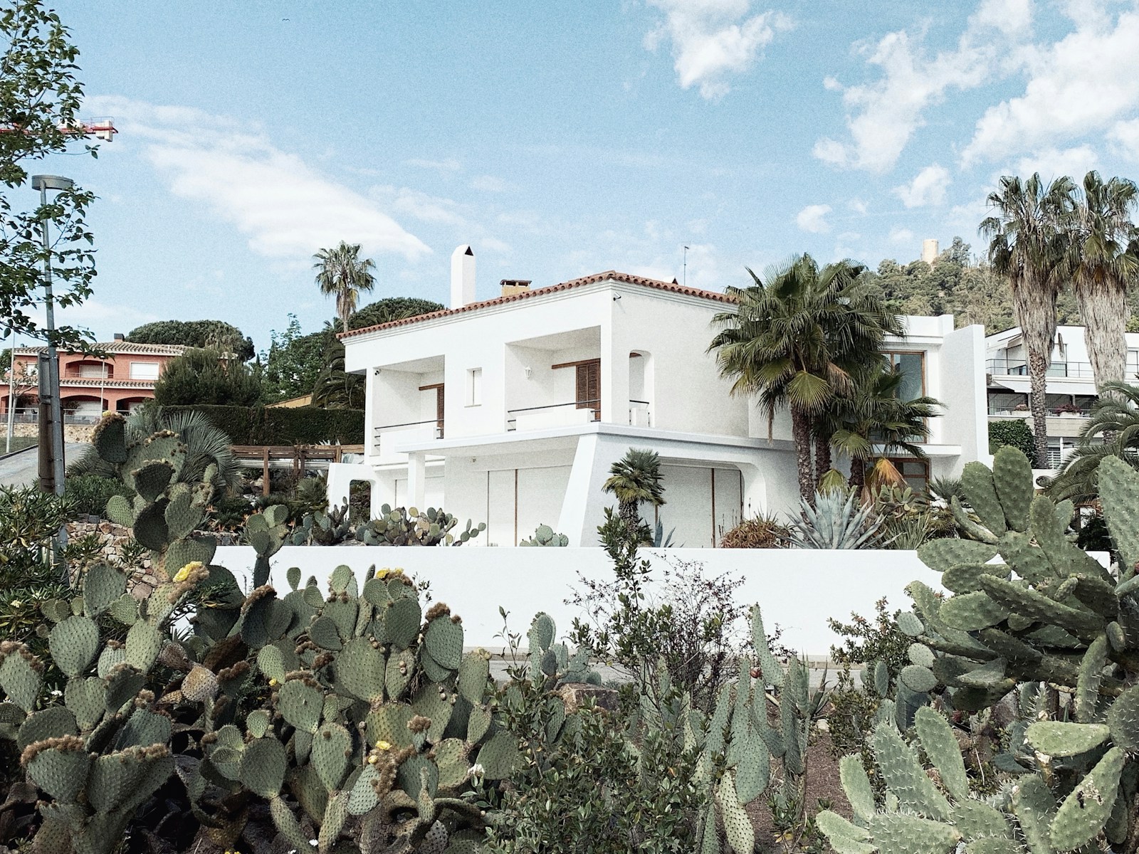 Casa contemporánea personalizada integrada en una parcela residencial