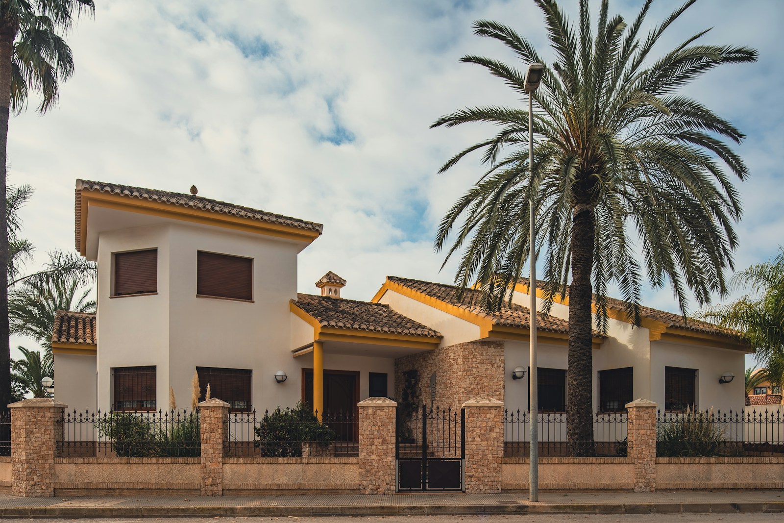 Casa prefabricada mediterránea rodeada de jardín y palmeras