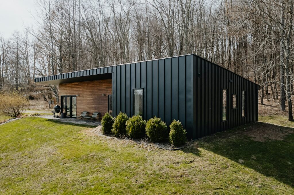 Casa prefabricada moderna terminada en una parcela natural