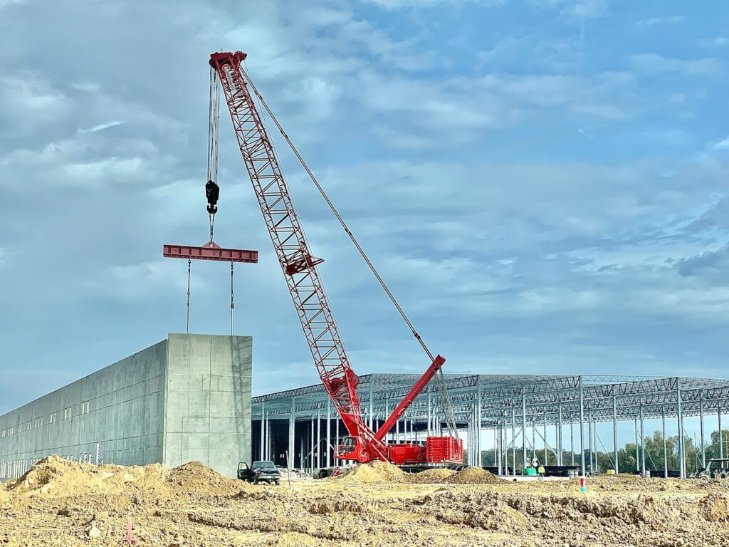 Grúa utilizada en el montaje de elementos de una casa modular