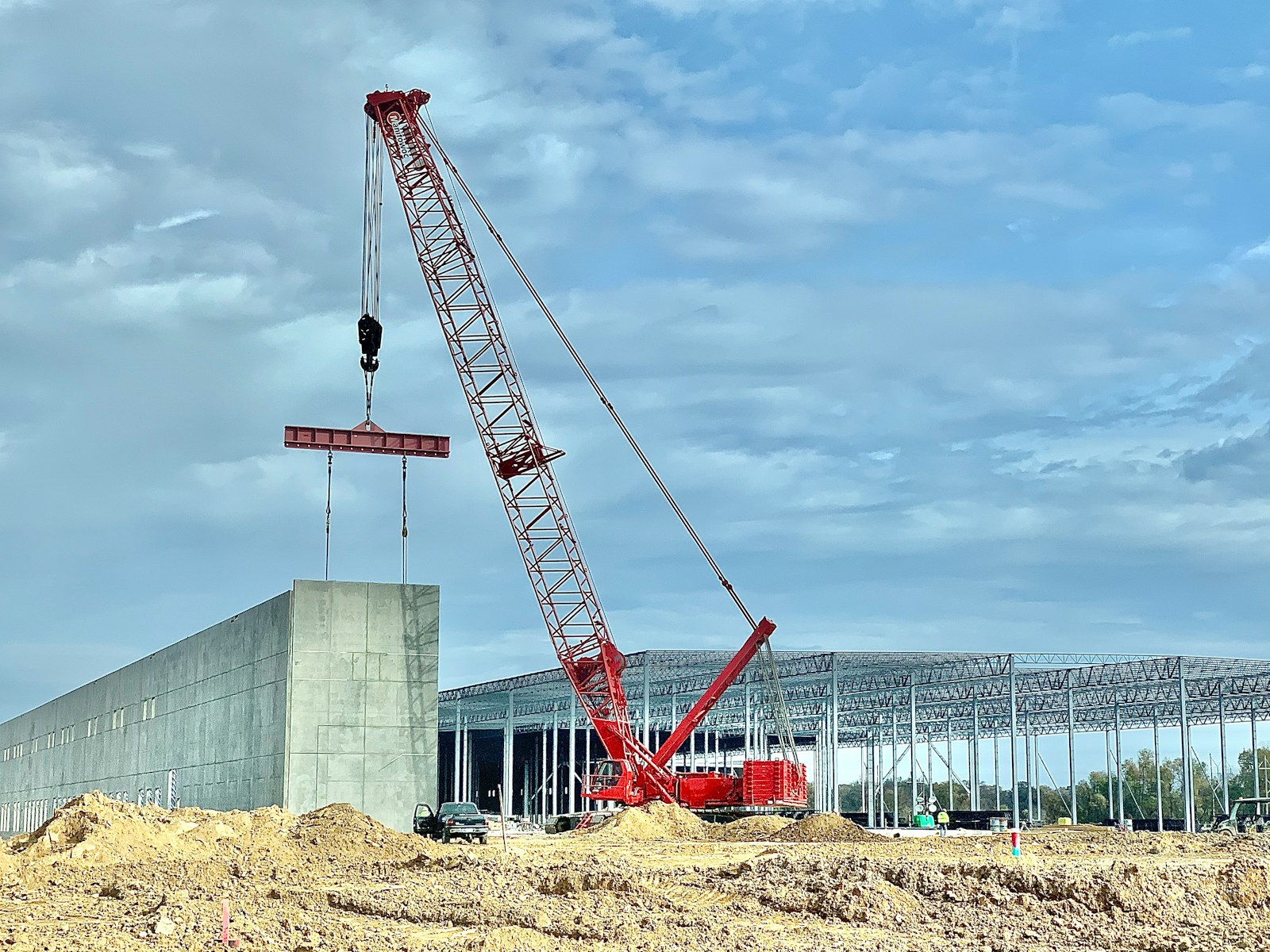 Grúa utilizada en el montaje de elementos de una casa modular