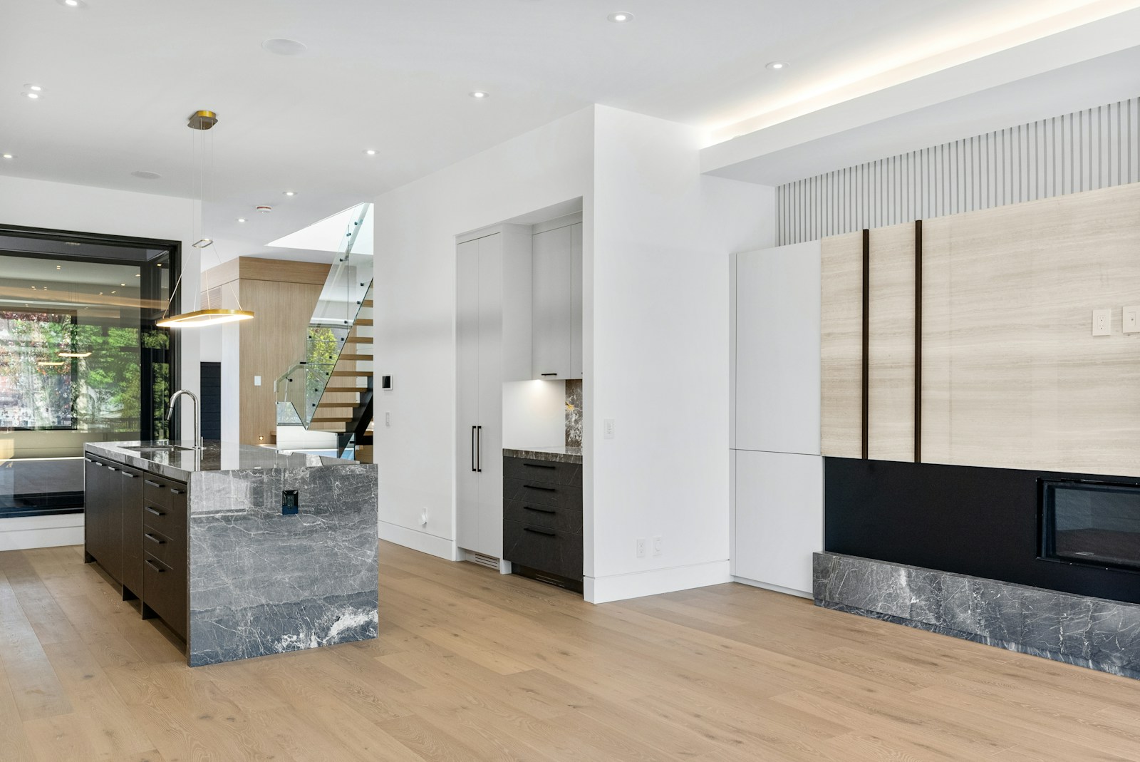 Interior luminoso y abierto de una vivienda modular moderna