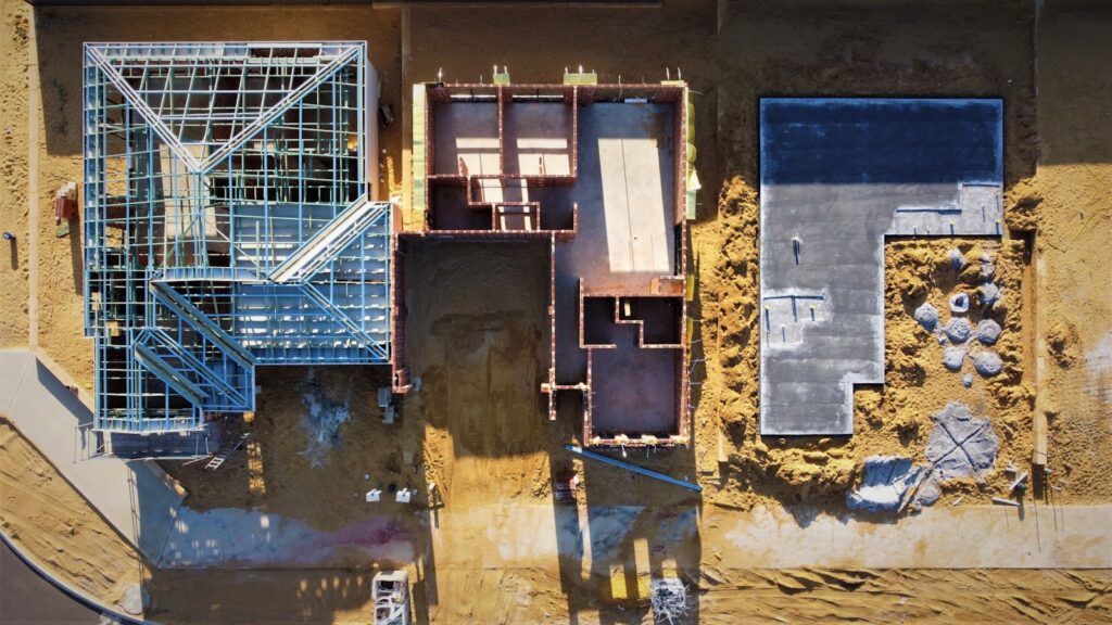 Parcelas en distintas fases de construcción de viviendas