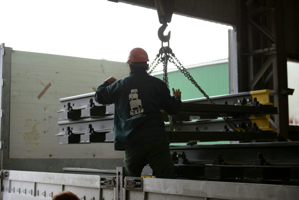 Operario durante un proceso de fabricación industrial