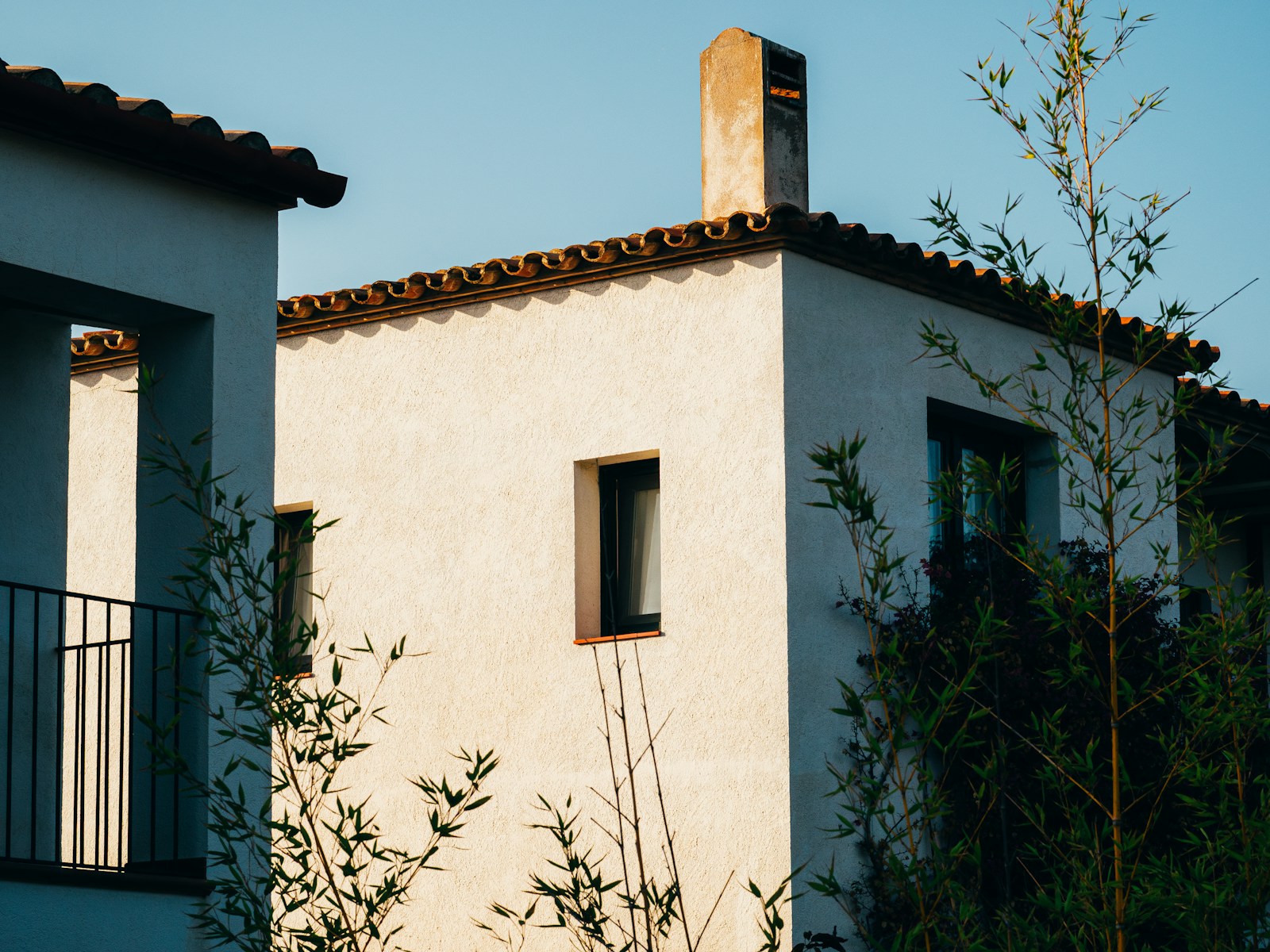 Vivienda prefabricada blanca con balcón y diseño contemporáneo