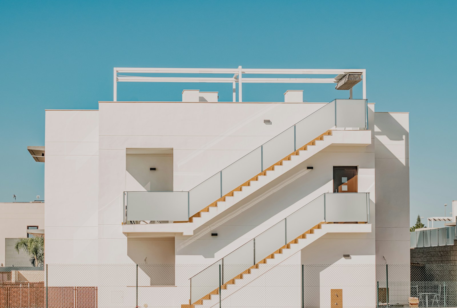 Casa modular de volúmenes blancos bajo cielo azul